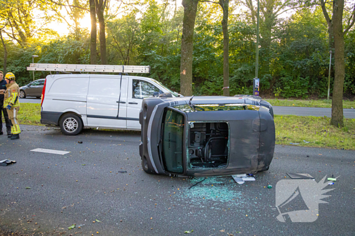 Enorme ravage nadat bus tegen boom rijd, één persoon aangehouden