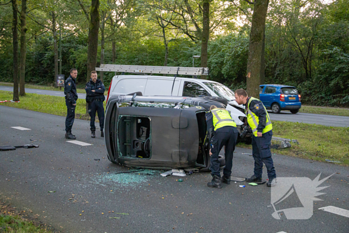 Enorme ravage nadat bus tegen boom rijd, één persoon aangehouden