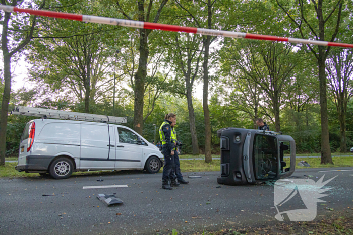 Enorme ravage nadat bus tegen boom rijd, één persoon aangehouden