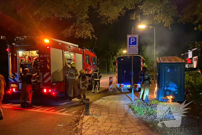 Brandweer blust brandende dixi