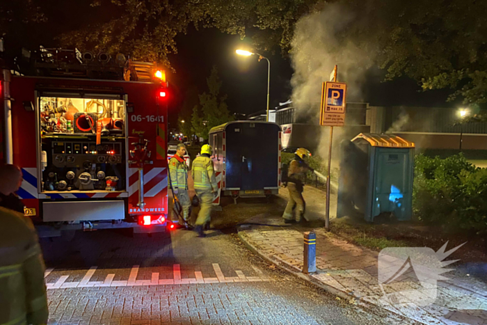 Brandweer blust brandende dixi