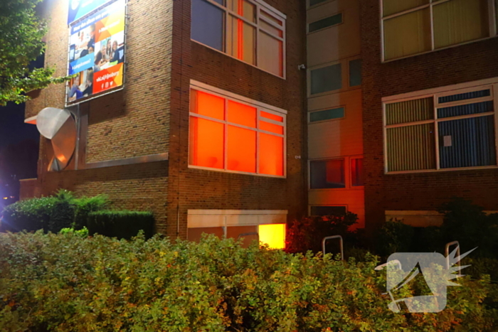 Auto op de kop bij brandend schoolgebouw tijdens grote brandweeroefening