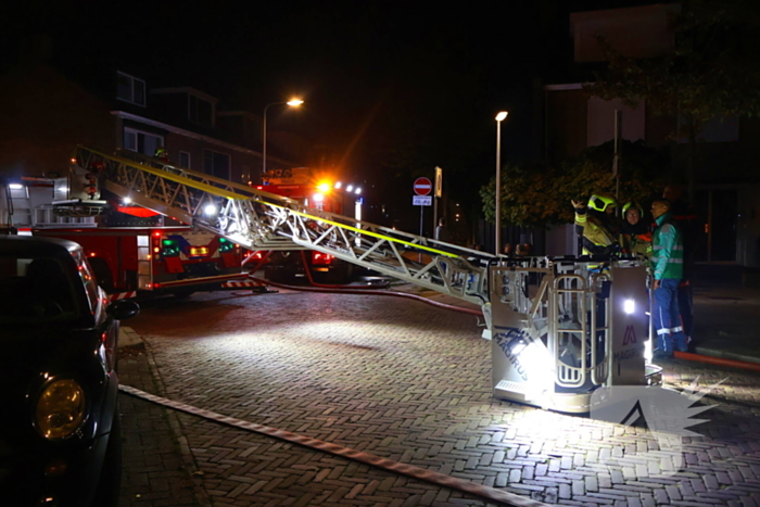 Auto op de kop bij brandend schoolgebouw tijdens grote brandweeroefening