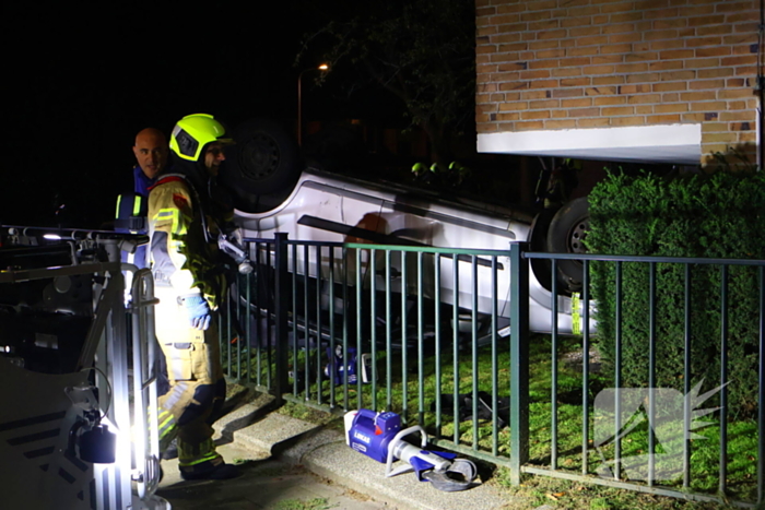 Auto op de kop bij brandend schoolgebouw tijdens grote brandweeroefening