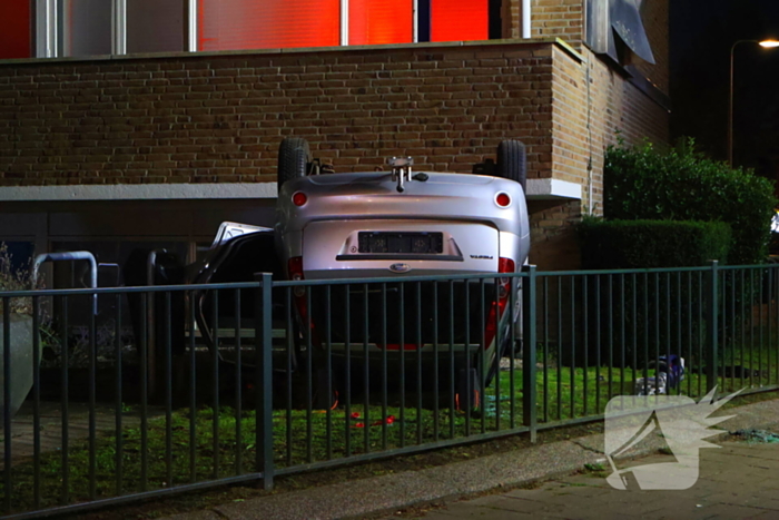 Auto op de kop bij brandend schoolgebouw tijdens grote brandweeroefening