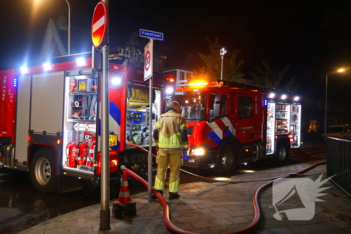 Auto op de kop bij brandend schoolgebouw tijdens grote brandweeroefening