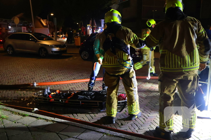 Auto op de kop bij brandend schoolgebouw tijdens grote brandweeroefening