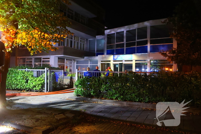 Auto op de kop bij brandend schoolgebouw tijdens grote brandweeroefening