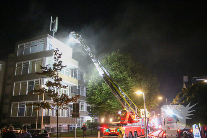 Auto op de kop bij brandend schoolgebouw tijdens grote brandweeroefening