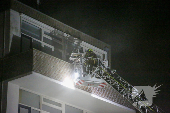 Auto op de kop bij brandend schoolgebouw tijdens grote brandweeroefening