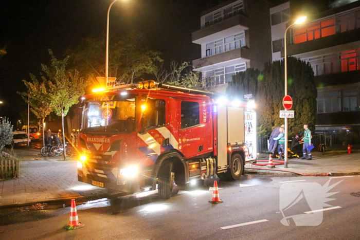 Auto op de kop bij brandend schoolgebouw tijdens grote brandweeroefening