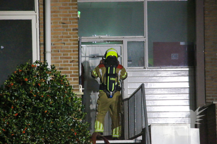 Auto op de kop bij brandend schoolgebouw tijdens grote brandweeroefening