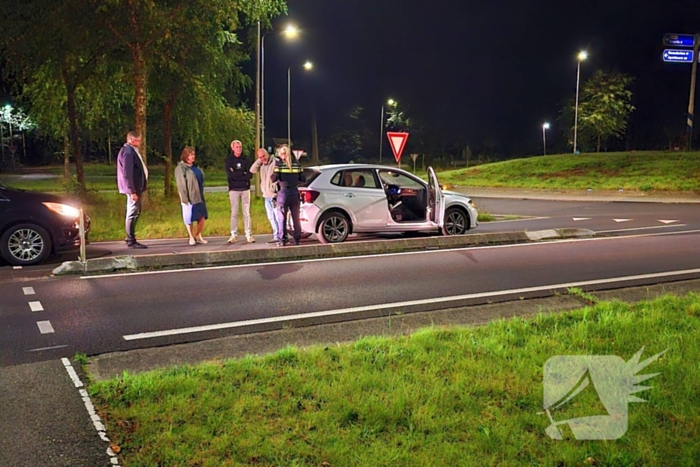 Bestelbus klapt achterop auto, bestuurder rijdt door