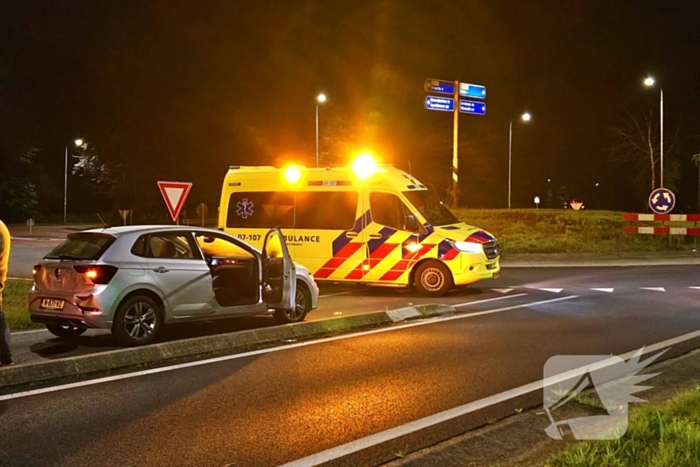 Bestelbus klapt achterop auto, bestuurder rijdt door