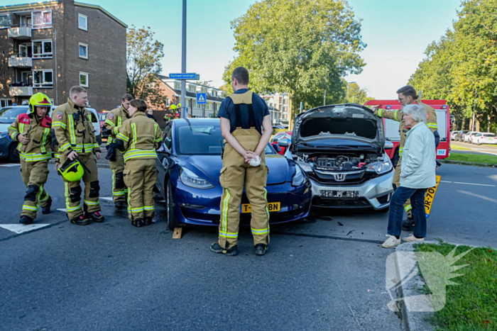 Auto's botsen op elkaar bij kruising