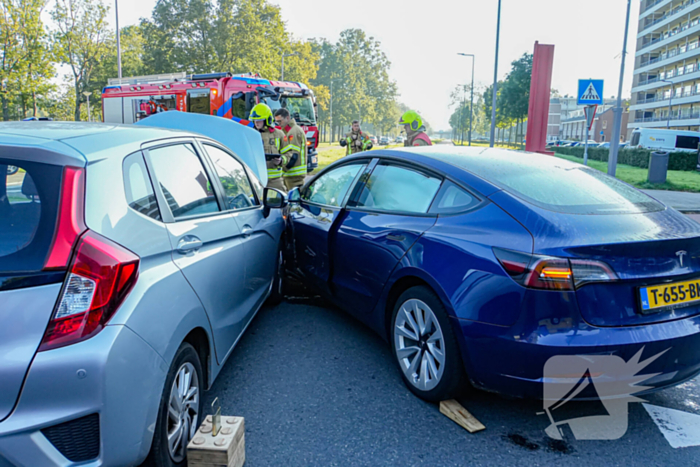 Auto's botsen op elkaar bij kruising