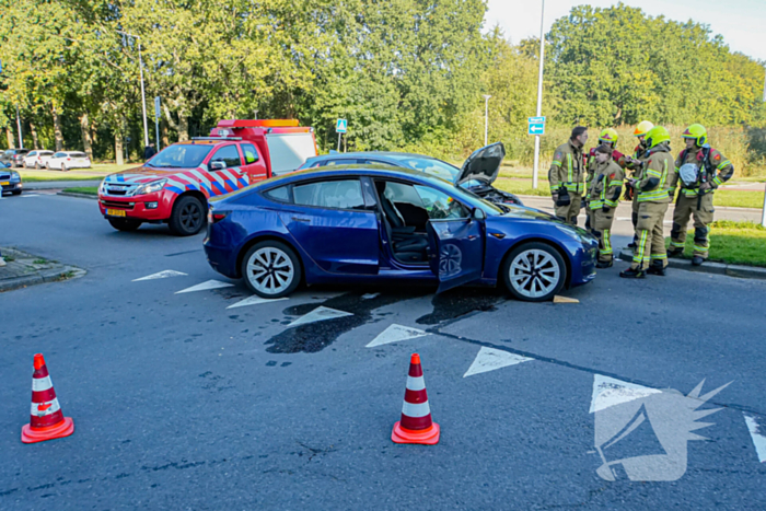 Auto's botsen op elkaar bij kruising