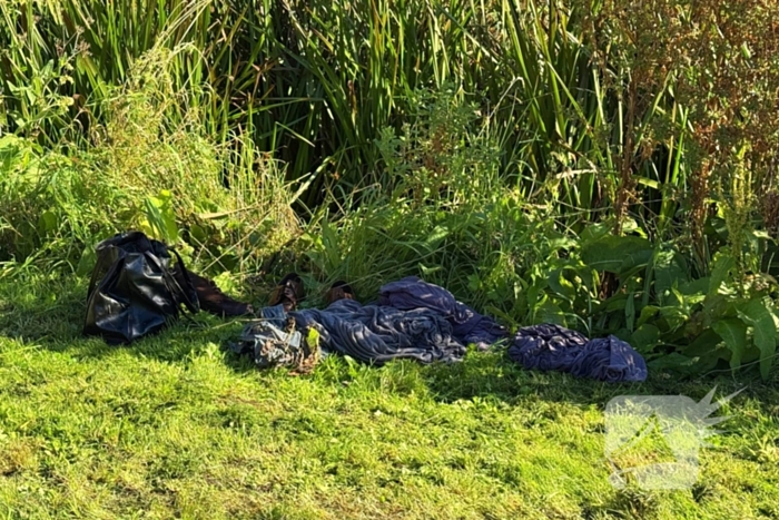 Brandweer doorzoekt sloot na aantreffen kleding langs waterkant