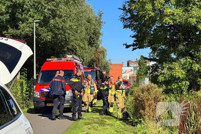 Brandweer doorzoekt sloot na aantreffen kleding langs waterkant