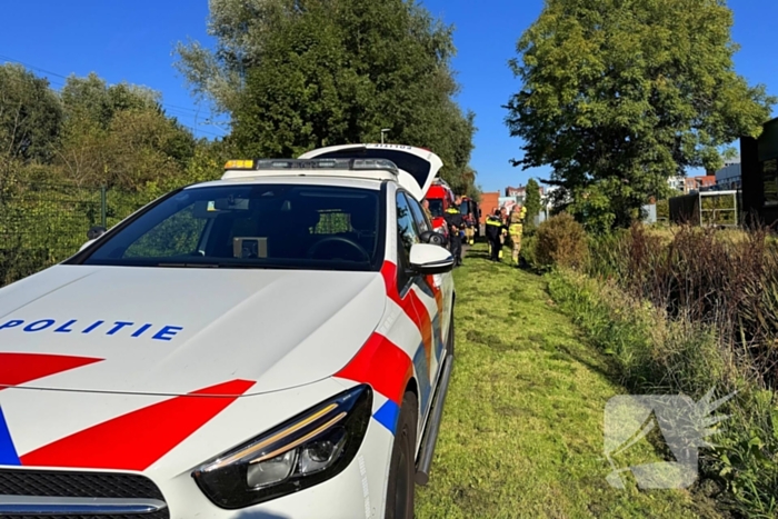 Brandweer doorzoekt sloot na aantreffen kleding langs waterkant