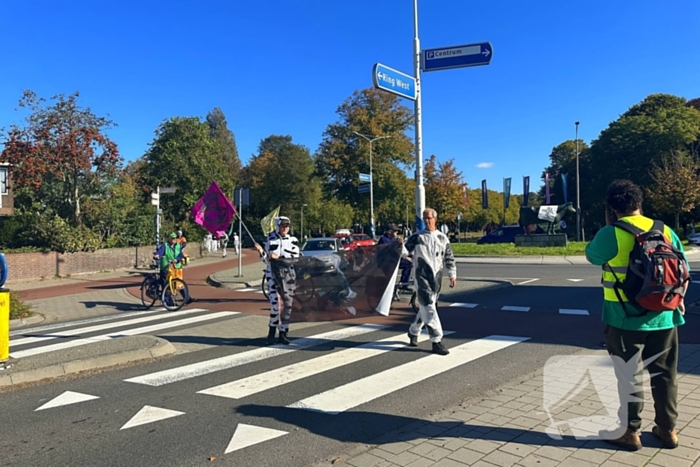 Aandacht vragende demonstranten hinderen verkeer