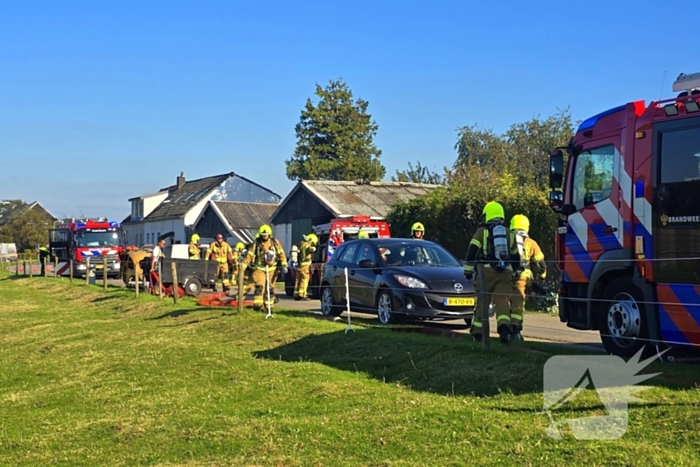 Brandweer schaalt op bij brand in loods