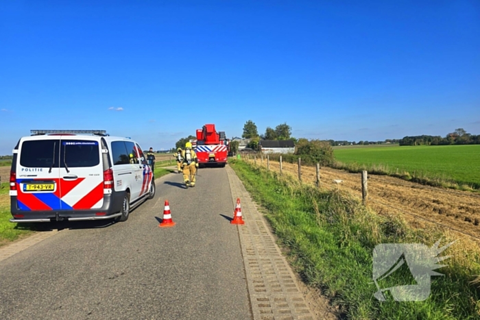 Brandweer schaalt op bij brand in loods