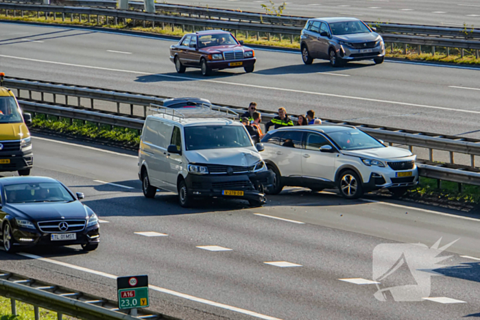 Rijbanen afgesloten wegens ongeval met meerdere voertuigen