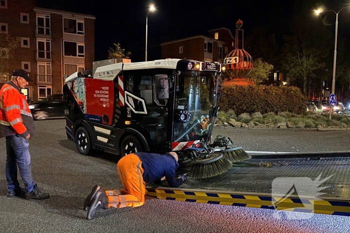 Defecte veegwagen op rotonde achtergelaten