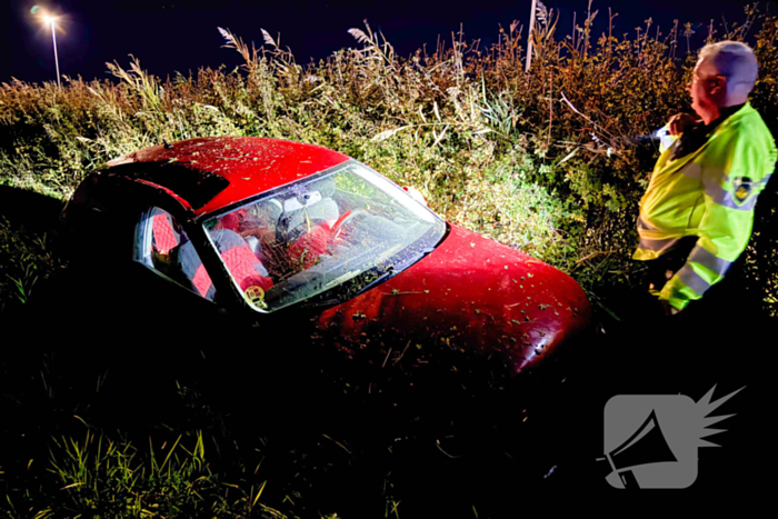 Auto belandt in greppel, inzittenden ongedeerd