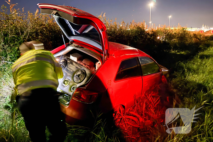 Auto belandt in greppel, inzittenden ongedeerd