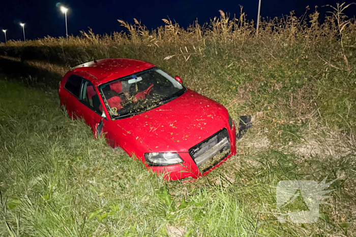 Auto belandt in greppel, inzittenden ongedeerd