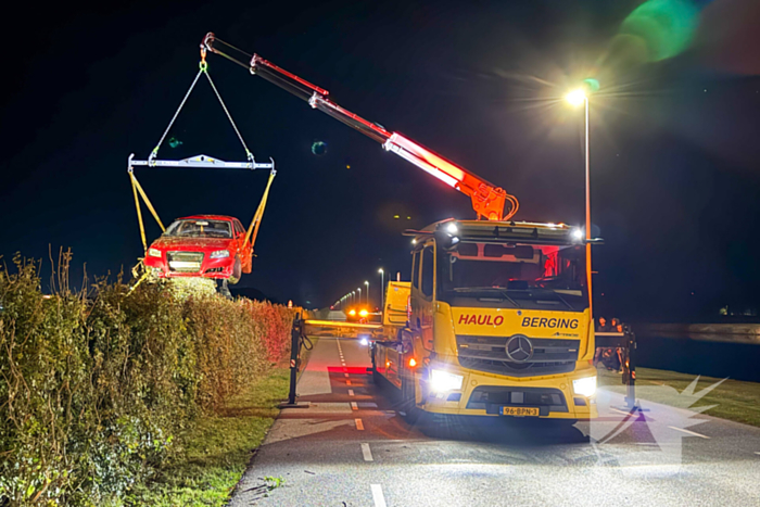 Auto belandt in greppel, inzittenden ongedeerd