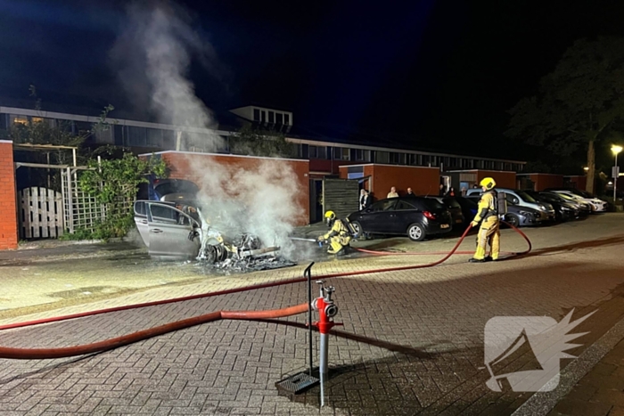 Geparkeerde auto vliegt in brand