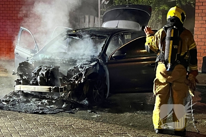 Geparkeerde auto vliegt in brand