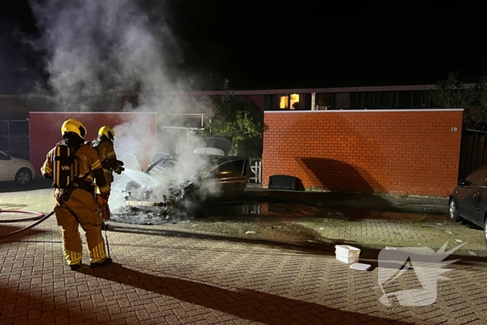 Geparkeerde auto vliegt in brand