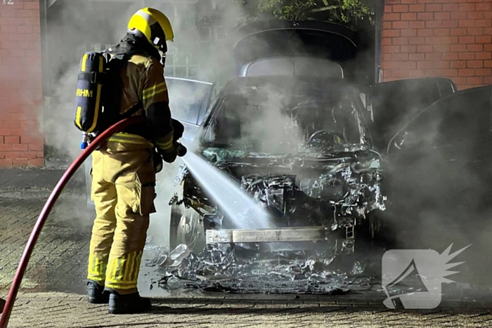 Geparkeerde auto vliegt in brand