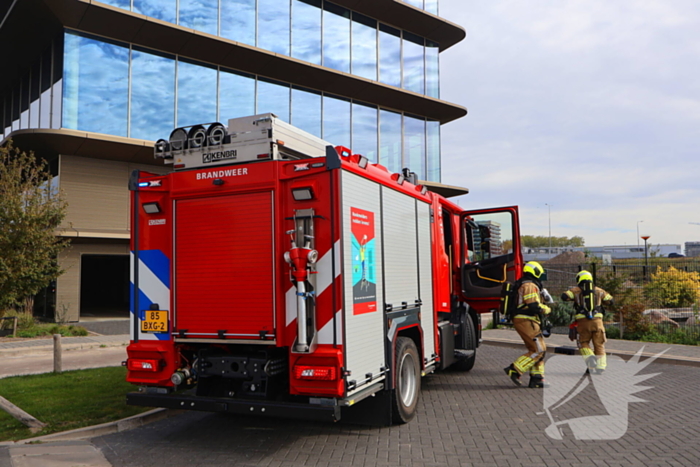 Beveiliger ziet rook en alarmeert brandweer