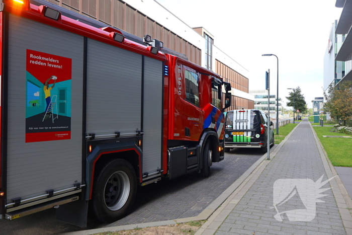 Beveiliger ziet rook en alarmeert brandweer