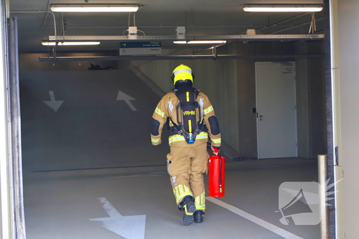 Beveiliger ziet rook en alarmeert brandweer