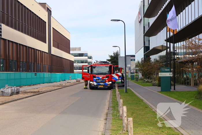 Beveiliger ziet rook en alarmeert brandweer