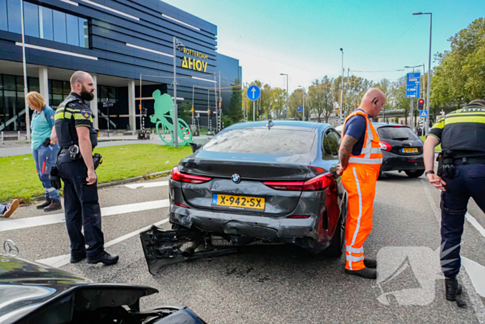 Twee voertuigen botsen achterop elkaar