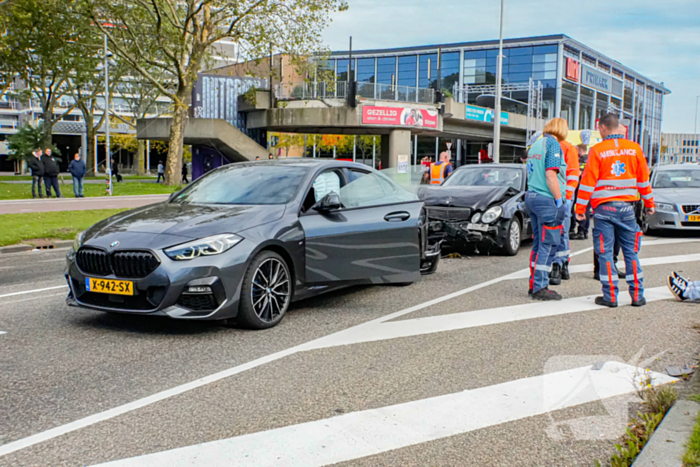 Twee voertuigen botsen achterop elkaar