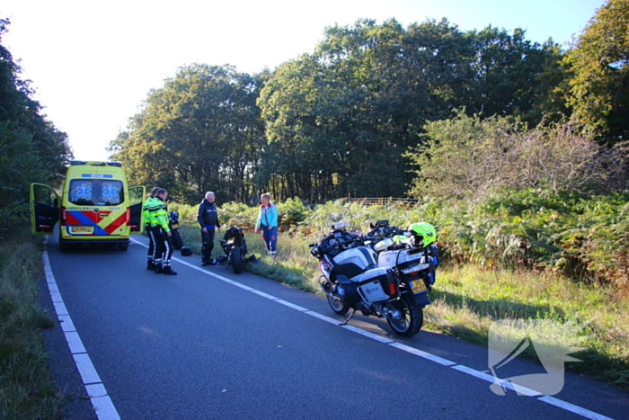 Motorrijder rijdt bosschages in en komt ten val