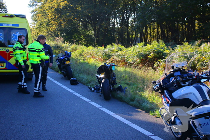 Motorrijder rijdt bosschages in en komt ten val