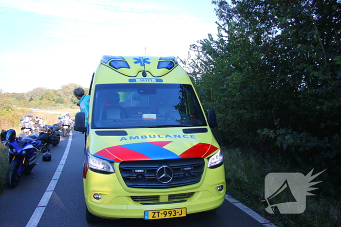 Motorrijder rijdt bosschages in en komt ten val