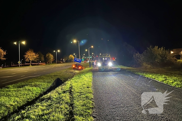 Automobilist verliest macht over stuur ramt verkeersbord en belandt in greppel