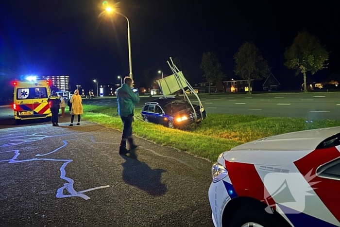 Automobilist verliest macht over stuur ramt verkeersbord en belandt in greppel