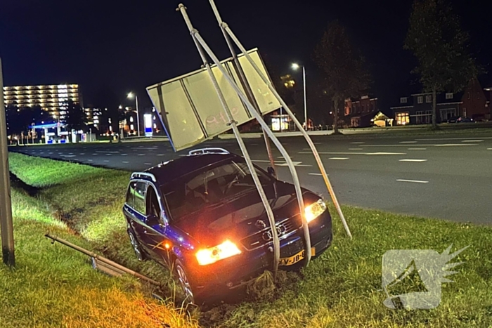 Automobilist verliest macht over stuur ramt verkeersbord en belandt in greppel