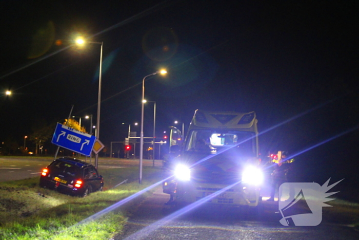 Automobilist verliest macht over stuur ramt verkeersbord en belandt in greppel